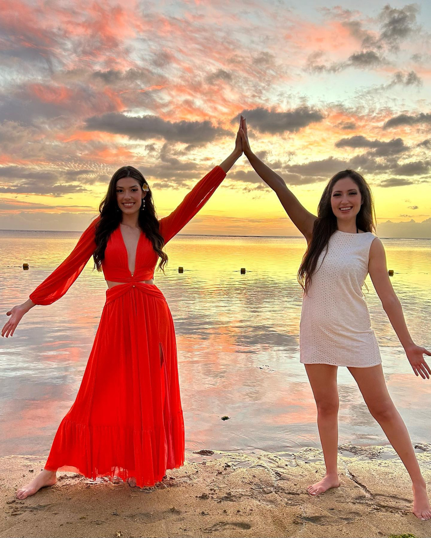 Nhiều người đẹp của cuộc thi cũng tham gia chuyến đi tới Mauritius. Họ tận hưởng khung cảnh hoàng hôn yên bình trên biển và chia sẻ nhiều khoảnh khắc đáng nhớ trên trang cá nhân.