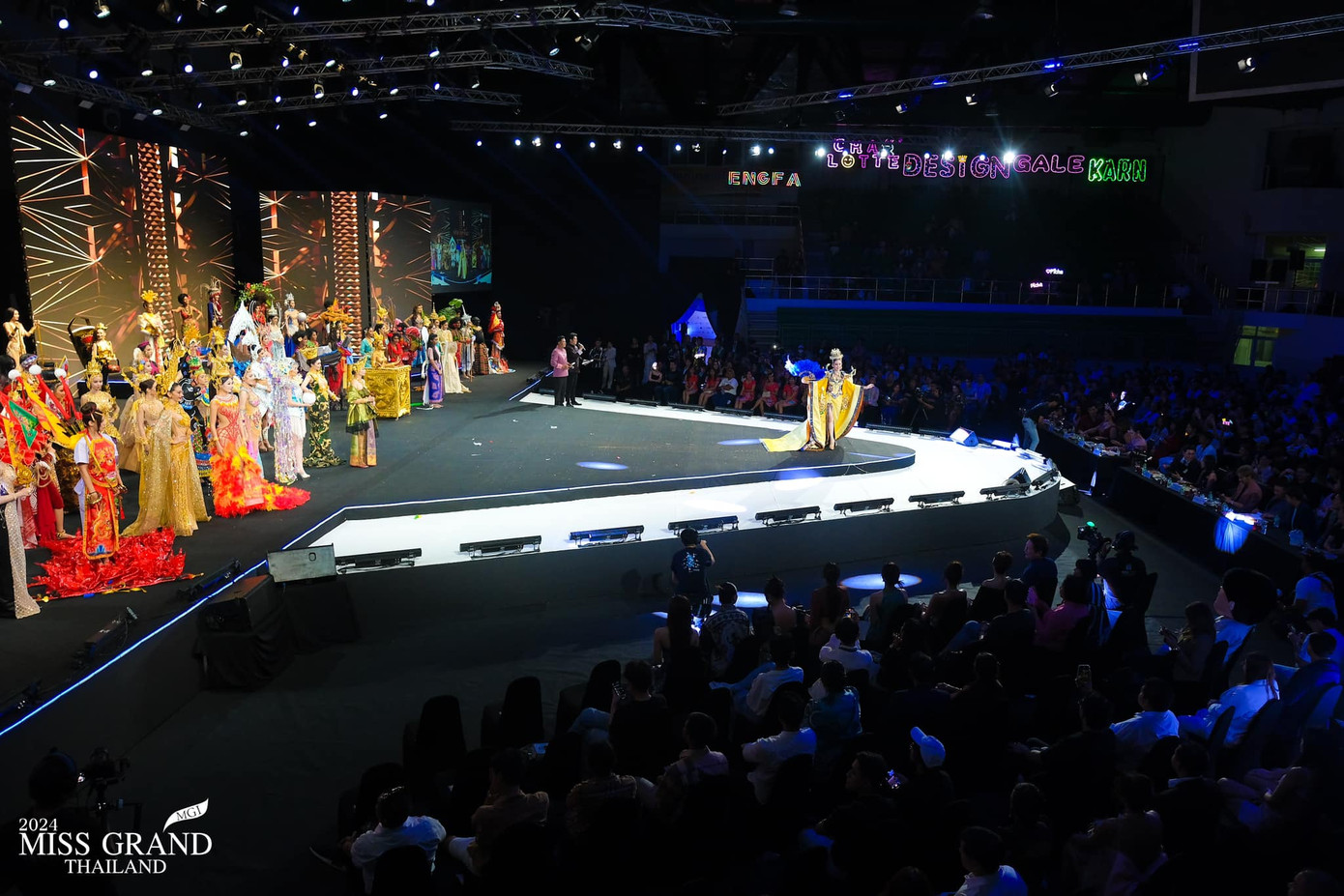 Tối 17/3 đã diễn ra đêm trình diễn trang phục văn hóa dân tộc của miền Nam Thái Lan, nằm trong khuôn khổ cuộc thi Hoa hậu Hòa bình Thái Lan 2024. Đêm thi với sự tham dự của 77 thí sinh đại diện cho các tỉnh, thành. Sự kiện gây ấn tượng với khán giả bằng sân khấu hoành tráng và những bộ trang phục cầu kỳ, lộng lẫy của thí sinh.