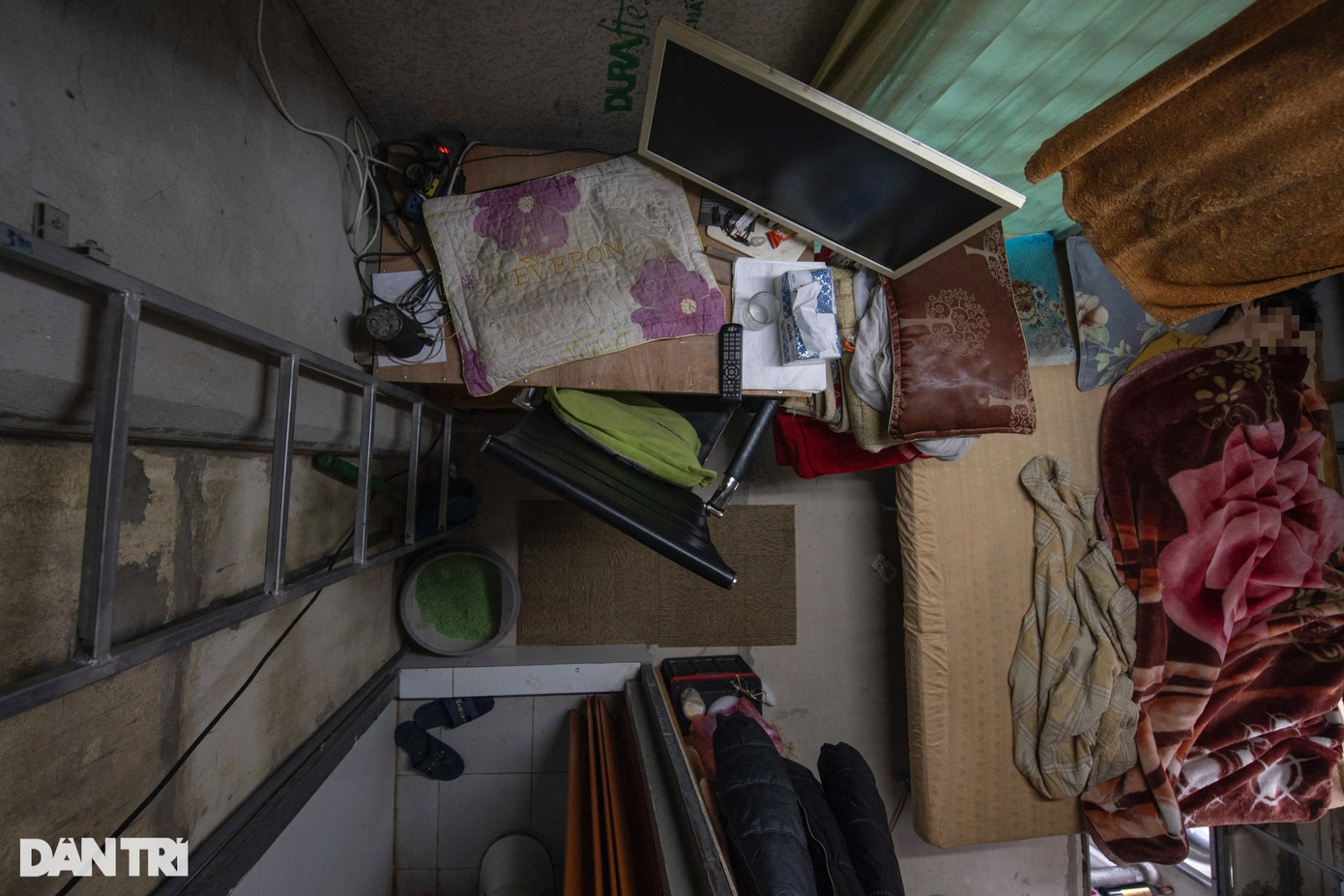 Không gian tầng 2 gồm một chiếc giường rộng khoảng 2m2 để 2 bố con ngủ, bên cạnh là bộ máy tính để bàn nơi cậu con trai làm việc. Mặc dù đã gần 70 tuổi nhưng để trang trải cuộc sống ban ngày ông Kỳ vẫn sửa chữa máy móc tại nhà còn ban đêm làm bảo vệ.