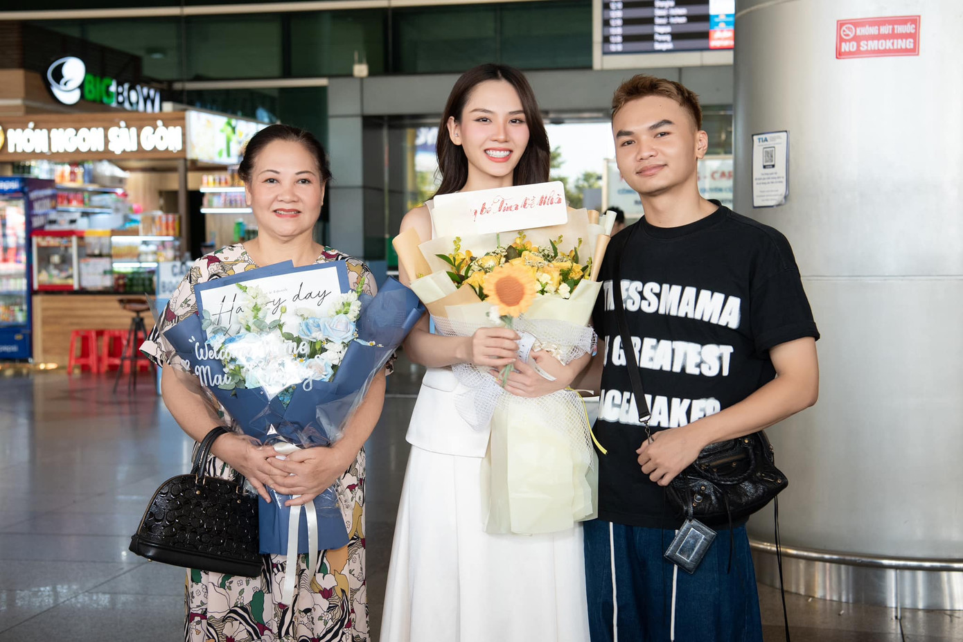 Xuất hiện cùng Mai Phương ở sân bay là bà Phạm Kim Dung - Chủ tịch Miss World Vietnam. Mẹ của Mai Phương đã có mặt ở sân bay từ sớm để đón con gái.