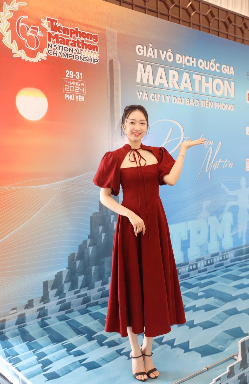 Người đẹp Kim Trà My diện váy đỏ nổi bật.