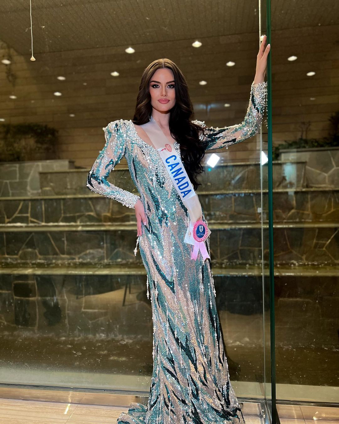 Trước đó, Melanie Renaud từng giành giải Á hậu 2 và giải phụ Người đẹp ăn ảnh tại Hoa hậu Hoàn vũ Canada 2023.