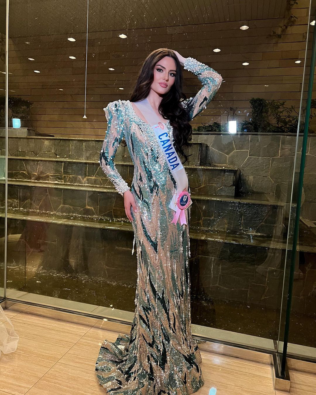 Trước đó, Melanie Renaud từng giành giải Á hậu 2 và giải phụ Người đẹp ăn ảnh tại Hoa hậu Hoàn vũ Canada 2023.