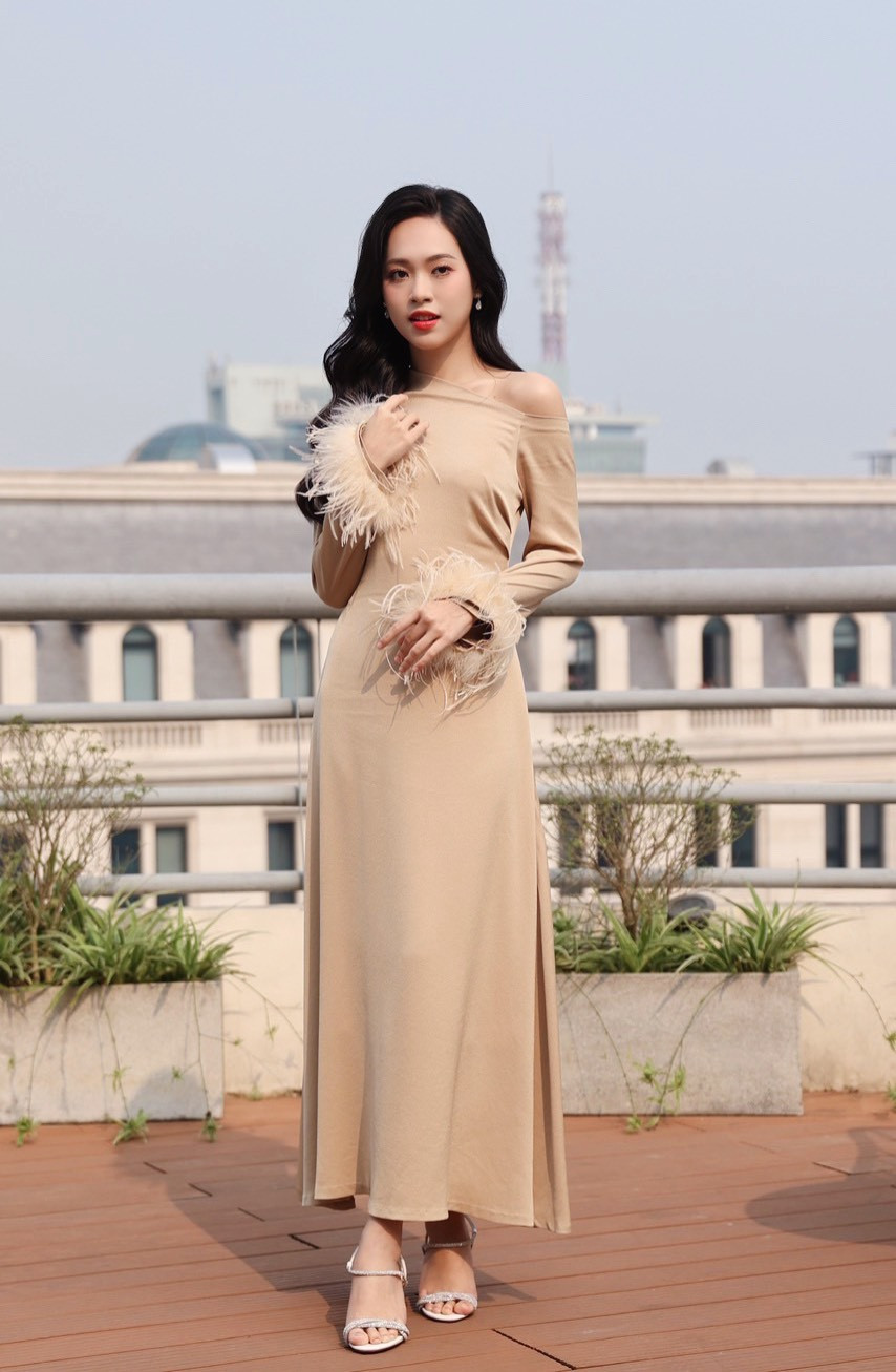 Á hậu Trịnh Thùy Linh dự sự kiện với trang phục nền nã. Cô đồng hành cùng nhiều sự kiện từ thiện, xã hội, thể thao của báo Tiền Phong.