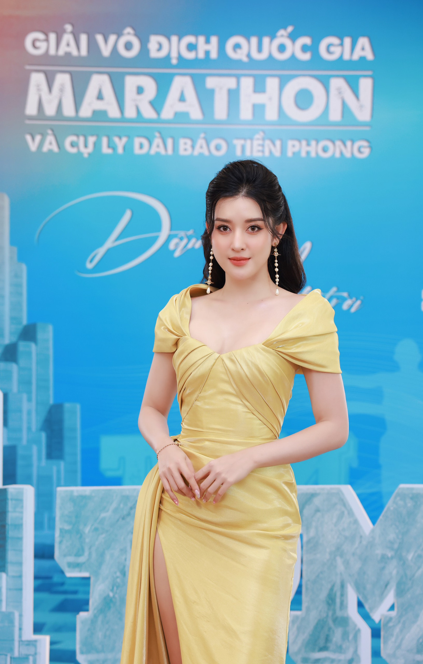 Người đẹp diện váy dạ hội tông màu vàng nền nã. Huyền My thường xuyên đồng hành cùng các sự kiện từ thiện, xã hội, thể thao do báo Tiền Phong tổ chức.