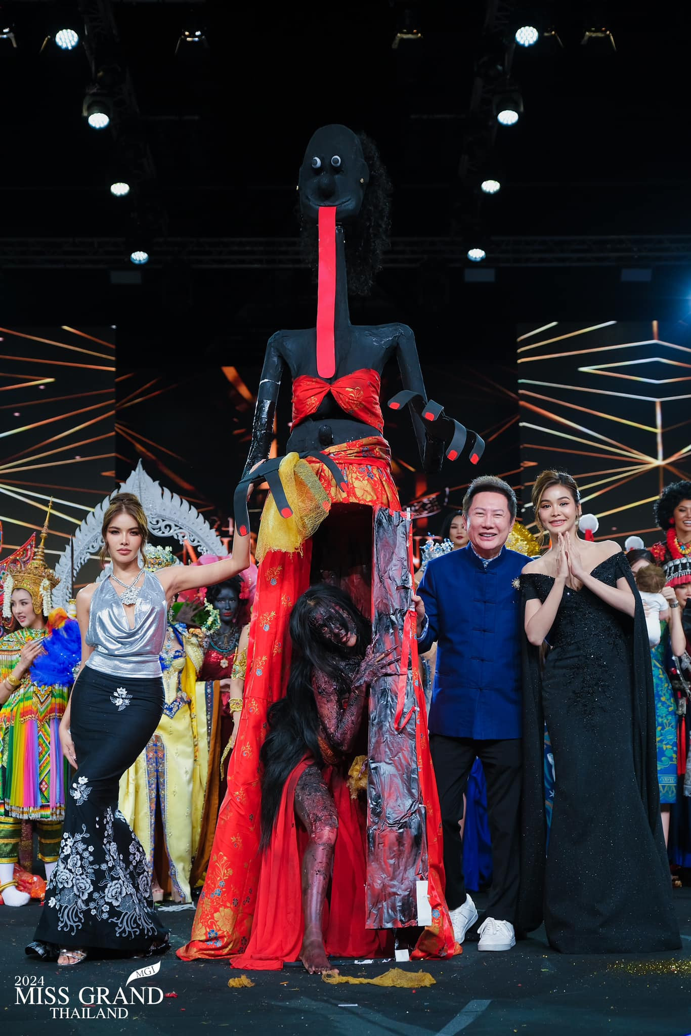 Thiết kế thể hiện sự giao thoa giữa cõi âm và cõi dương được tái hiện bằng những nghi thức ma mị. Người đẹp tỉnh Tak thể hiện hình ảnh ma đói với những biểu cảm, động tác khiến người chứng kiến cảm thấy rùng rợn.