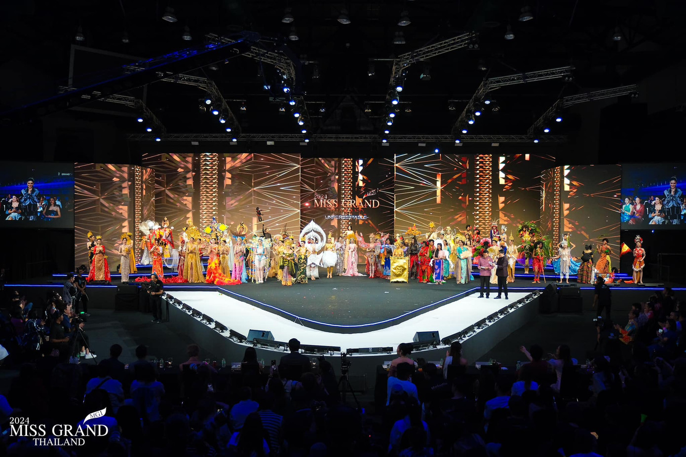 Tối 17/3 đã diễn ra đêm trình diễn trang phục văn hóa dân tộc của miền Nam Thái Lan, nằm trong khuôn khổ cuộc thi Hoa hậu Hòa bình Thái Lan 2024. Đêm thi với sự tham dự của 77 thí sinh đại diện cho các tỉnh, thành. Sự kiện gây ấn tượng với khán giả bằng sân khấu hoành tráng và những bộ trang phục cầu kỳ, lộng lẫy của thí sinh.