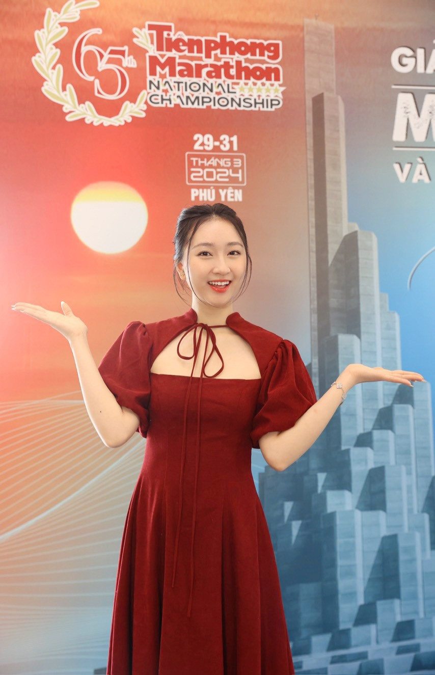 Người đẹp Kim Trà My diện váy đỏ nổi bật.