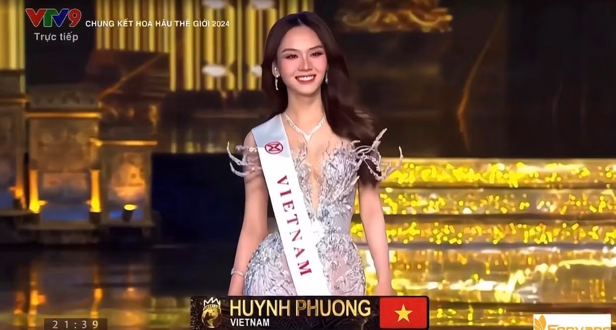 Mở màn chương trình, Mai Phương và các thí sinh trình diễn váy dạ hội. Sau khi được công bố vào top 40, đại diện Việt Nam và 12 người đẹp chiến thắng ở các giải thưởng phụ trình diễn trang phục dân tộc Ấn Độ.