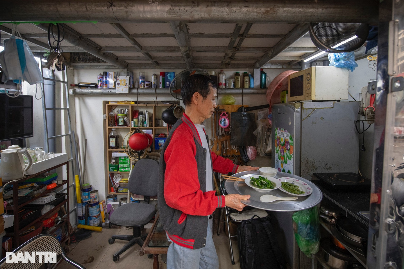 Mặc dù gọi là nhà nhưng diện tích còn lại sau giải tỏa lại siêu mỏng, chỉ khoảng 8m2, không gian tầng một vô cùng chật hẹp, ông Kỳ sử dụng làm nơi nấu ăn, làm nghề sửa chữa máy móc. Do không gian nhỏ, hẹp khiến cuộc sống của ông và con trai gặp rất nhiều khó khăn. "Mỗi lần di chuyển từ tầng một lên tầng hai vô cùng vất vả vì cầu thang dựng đứng, hai bố con nhiều lúc không có chỗ để tránh nhau, việc ăn uống, sinh hoạt cũng gặp nhiều bất tiện vì quá chật", ông Kỳ than thở.