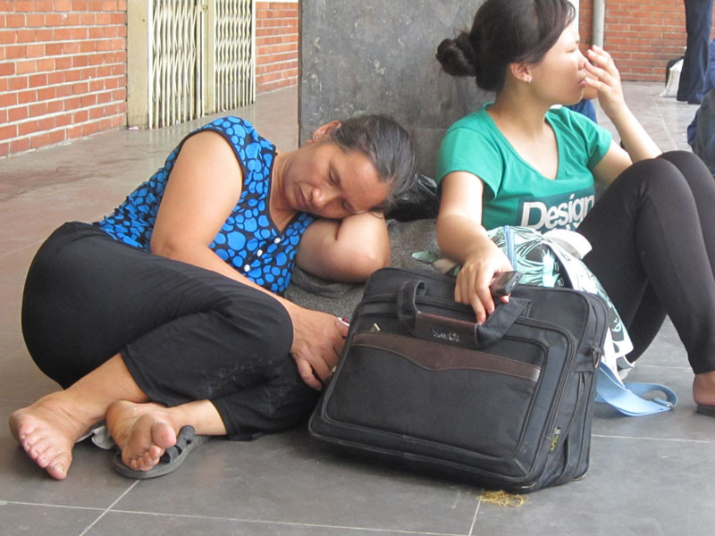 Phụ huynh cũng mệt mỏi không kém, nhiều người không về kịp chuyến xe đã phải nghỉ lại 