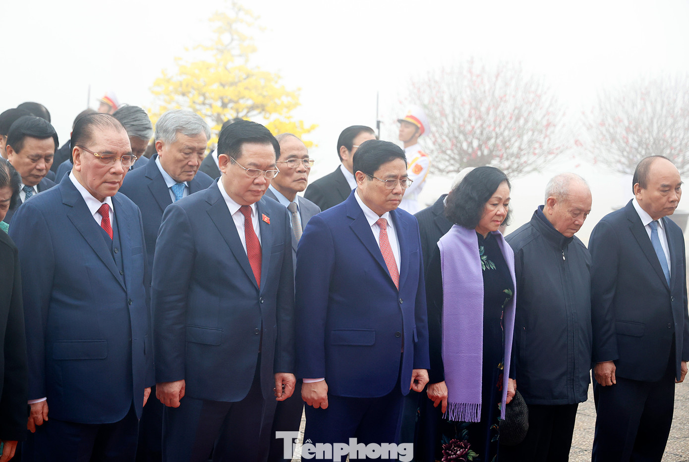 Đoàn đại biểu bày tỏ lòng biết ơn vô hạn, lòng thành kính, tưởng nhớ công lao to lớn của Chủ tịch Hồ Chí Minh - Người sáng lập, lãnh đạo, rèn luyện Đảng Cộng sản Việt Nam, đội tiên phong của giai cấp công nhân, nhân dân lao động và của dân tộc Việt Nam.