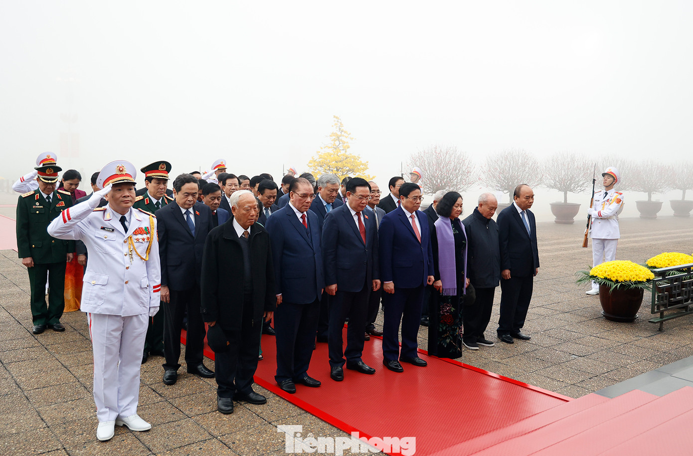 Theo TTXVN, dự lễ viếng có các Ủy viên Bộ Chính trị: Thủ tướng Chính phủ Phạm Minh Chính; Chủ tịch Quốc hội Vương Đình Huệ; Thường trực Ban Bí thư, Trưởng Ban Tổ chức Trung ương Trương Thị Mai. Nguyên Tổng Bí thư Nông Đức Mạnh; nguyên Chủ tịch nước Nguyễn Xuân Phúc; các đồng chí nguyên Chủ tịch Quốc hội: Nguyễn Văn An, Nguyễn Sinh Hùng; các đồng chí Ủy viên Bộ Chính trị, Bí thư Trung ương Đảng, Phó Chủ tịch nước, Phó Chủ tịch Quốc hội, Phó Thủ tướng Chính phủ cùng nhiều đồng chí lãnh đạo, nguyên lãnh đạo Đảng, Nhà nước, lãnh đạo các ban, bộ, ngành, đoàn thể Trung ương cùng dự lễ viếng.