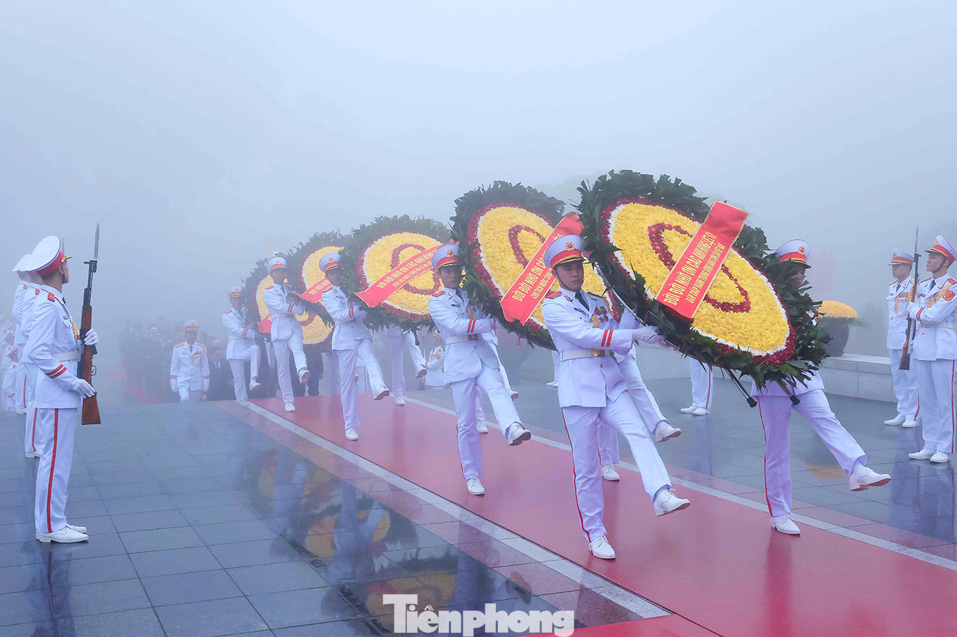 Tiếp đó, đoàn đại biểu đến đặt vòng hoa, tưởng niệm các Anh hùng liệt sĩ tại Đài tưởng niệm các Anh hùng liệt sĩ đường Bắc Sơn, Hà Nội.