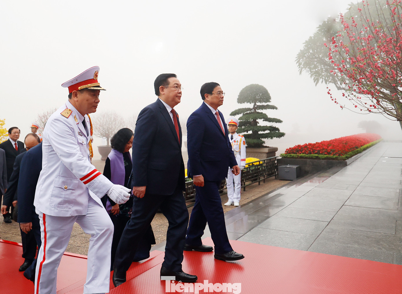 Đoàn đại biểu vào Lăng viếng Chủ tịch Hồ Chí Minh.