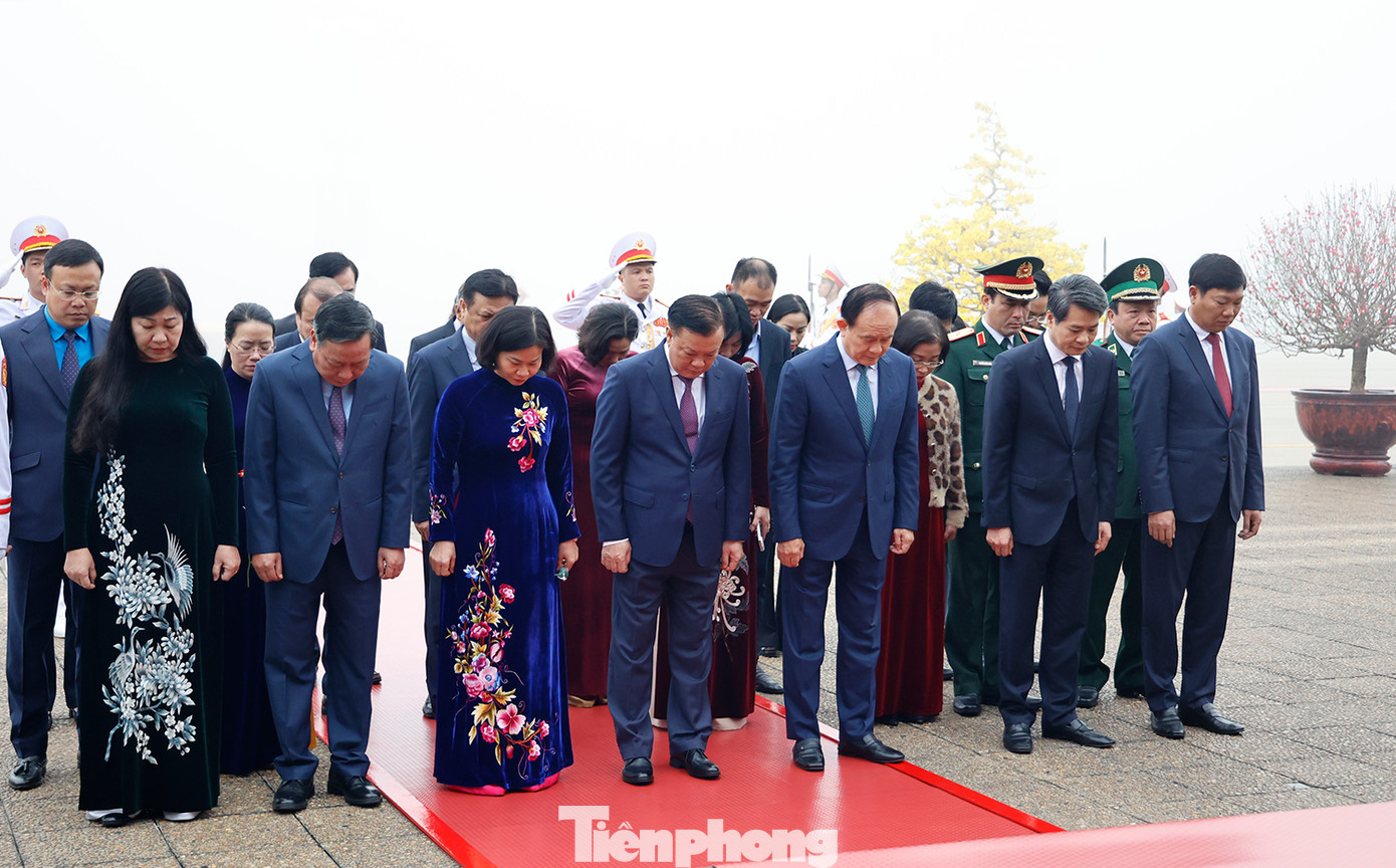 Đoàn đại biểu Thành ủy - Hội đồng nhân dân - Ủy ban nhân dân thành phố Hà Nội thành kính tưởng nhớ Chủ tịch Hồ Chí Minh.