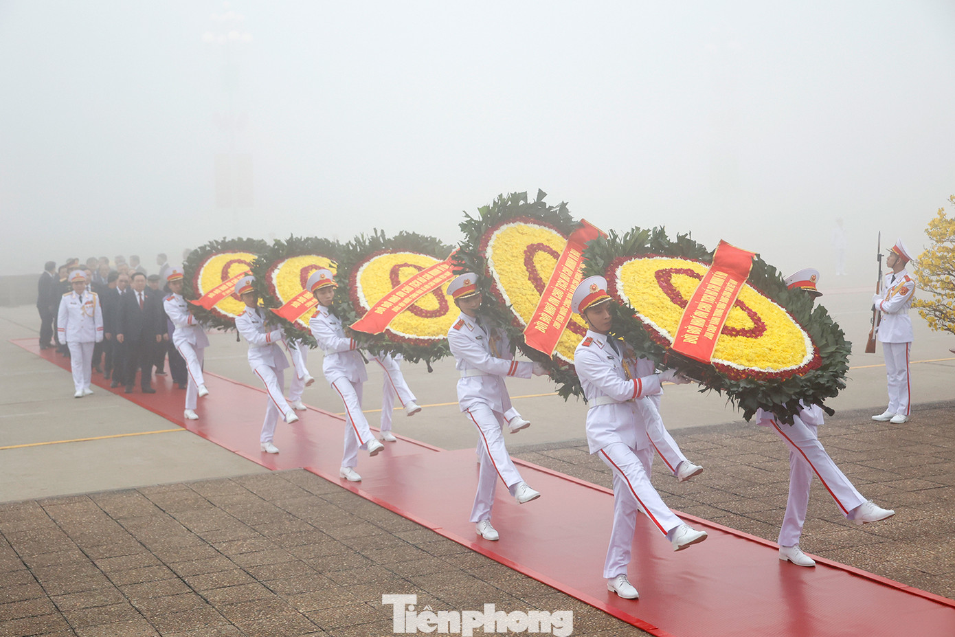 Vòng hoa của đoàn mang dòng chữ "Đời đời nhớ ơn Chủ tịch Hồ Chí Minh vĩ đại".