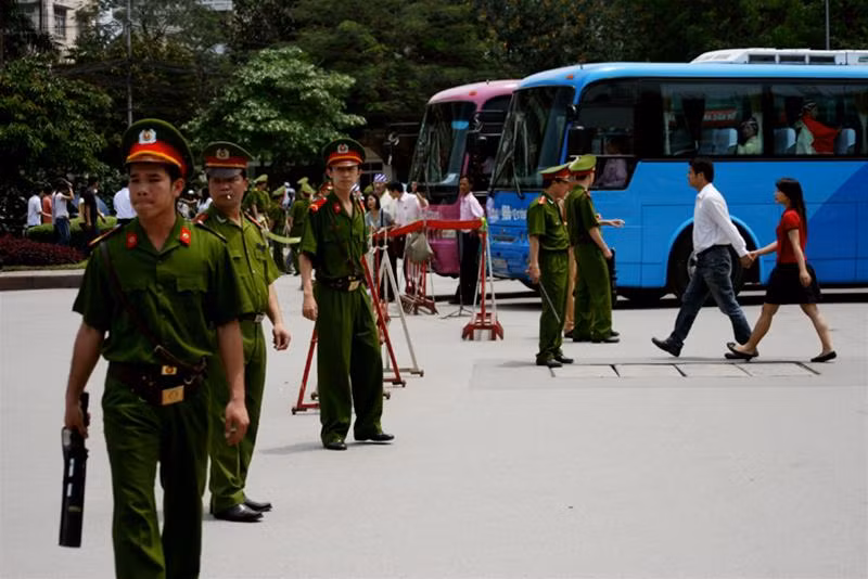 Phía đường Văn Cao tiếp giáp với Liễu Giai, tất cả các phương tiện bị cấm đi vào.