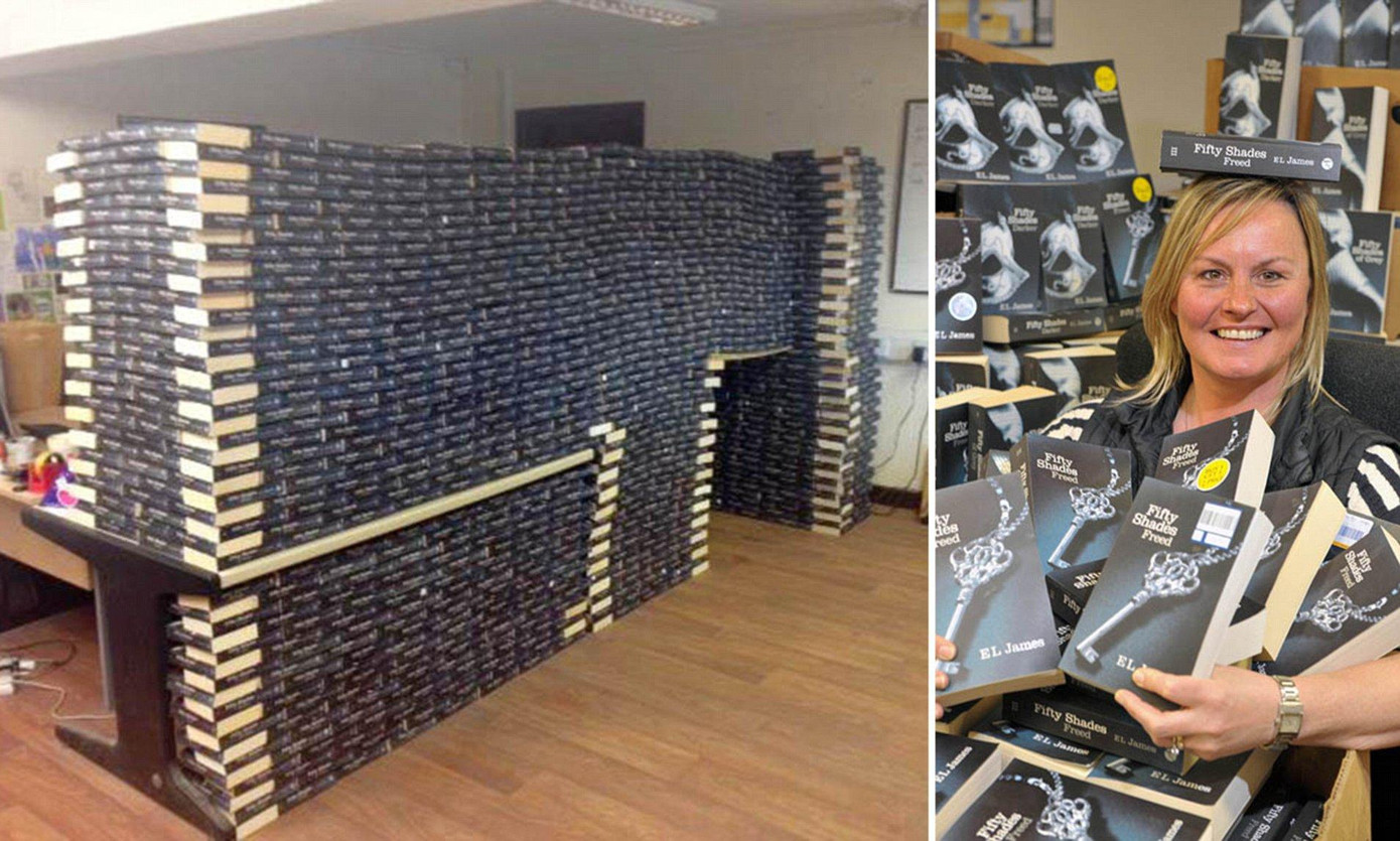 Số sách 50 sắc thái mà hiệu sách từ thiện nhận được đủ nhiều để xếp thành... nhà.