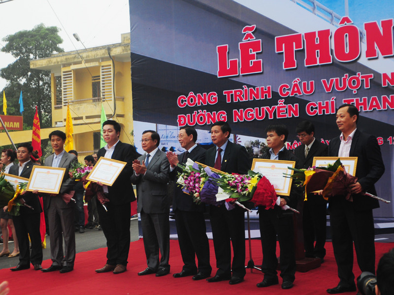 Lãnh đạo thành phố tặng bằng khen cho các đơn vị tham gia thi công cầu vượt trước thời hạn