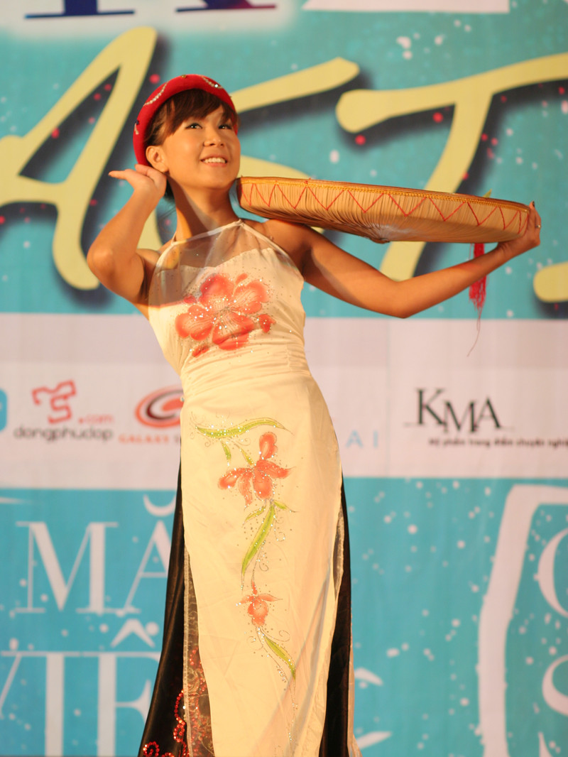 Duyên dáng với màn múa áo dài, nón quai thao