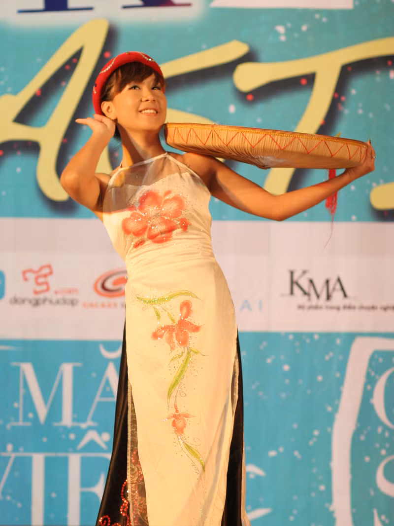 Duyên dáng với màn múa áo dài, nón quai thao