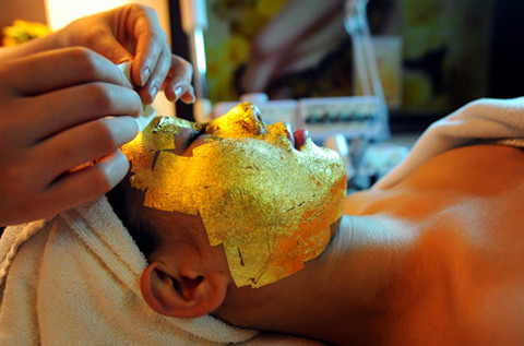 Tại các thành phố lớn của Việt Nam mới xuất hiện dịch vụ đắp mặt bằng những lá vàng mỏng. Tại các thành phố lớn của Việt Nam mới xuất hiện dịch vụ đắp mặt bằng những lá vàng mỏng