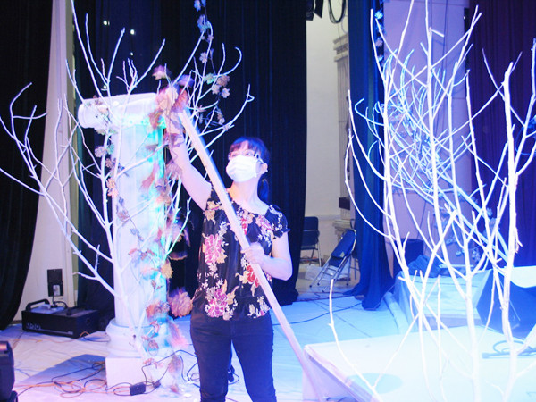 Có lẽ ít ai hình dung được giọng hát và tà áo dài lả lướt đó lại chính là người tự tay dựng sân khấu cho chương trình