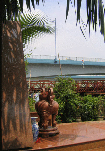 Bia tưởng niệm các chiến sĩ hi sinh dưới chân cầu Rạch Chiếc