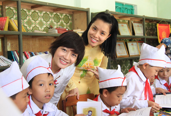 Phóng viên báo Tiền Phong vui vẻ tặng sách cho các cháu nhỏ. Ảnh: Trường Phong