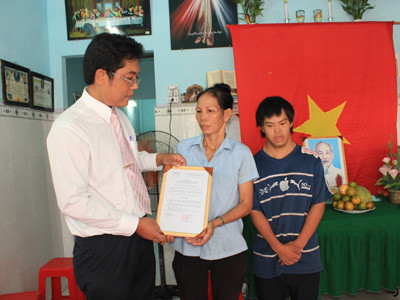 Ông Lâm Phúc - Trưởng phòng Đối ngoại trao quyết định bàn giao nhà tình thương cho gia đình bà Nguyễn Thị Kỳ, sinh năm 1969 tại xã Phước Thái