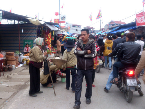 Tình trạng này diễn ra ngang nhiên giữa thanh thiên bạch nhật, song lực lượng chức năng dường như làm ngơ, hay nói đúng hơn là không thể dẹp xuể, để lại ấn tượng xấu trong lòng du khách