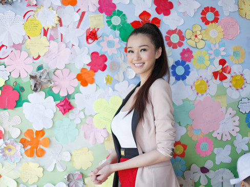 Khánh My đã trao nhiều phần quà và lì xì cho trẻ em nghèo