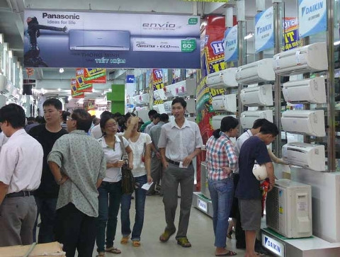 Người dân đổ đi mua thiết bị điện chống nóng. Người dân đổ đi mua thiết bị điện chống nóng