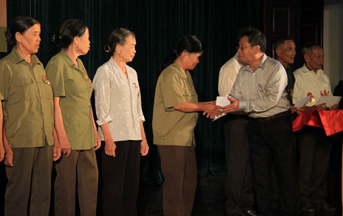 Ông Lê Doãn Thăng trao quà cho các cựu TNXP, cựu dân công hỏa tuyến. Ảnh: Trường Phong