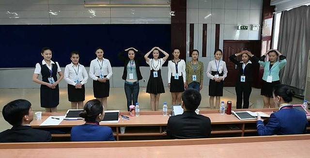 Các cô gái trước ban giám khảo