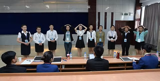 Các cô gái trước ban giám khảo