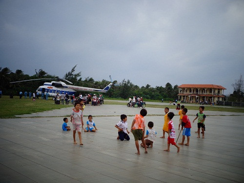 5. Sân bay dã chiến trên đảo nhộn nhịp quân dân, không khí vui như Tết mỗi khi có trực thăng Trung đoàn không quân 917 hạ cánh. Còn ngày thường nó là sân chơi của trẻ em