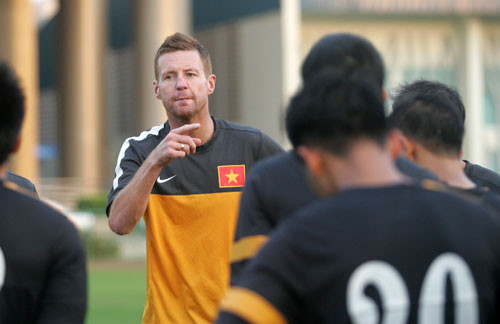 HLV thể lực Dylan Kerr nhập viện ngay trước trận ra quân.. HLV thể lực Dylan Kerr nhập viện ngay trước trận ra quân.