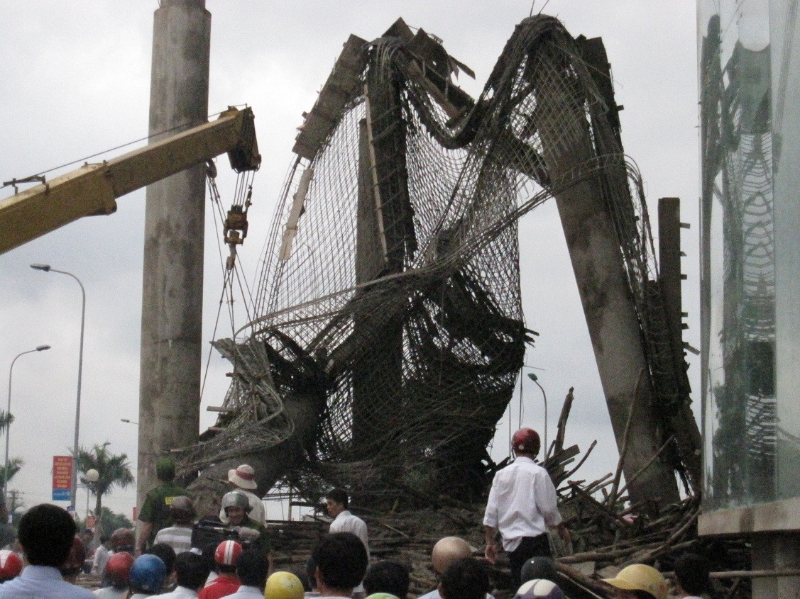 Hiện trường vụ sập sảnh khách sạn. Ảnh: Minh Thùy