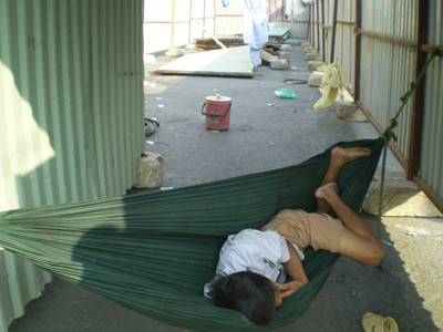  Dựng “lô cốt” để ngủ?. Ảnh: H.T.