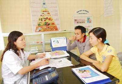 Tư vấn sức khỏe sinh sản cho các vợ chồng trẻ tại Trung tâm CSSKSS tỉnh Hải Dương. Ảnh: Hồng Thúy. Tư vấn sức khỏe sinh sản cho các vợ chồng trẻ tại Trung tâm CSSKSS tỉnh Hải Dương. Ảnh: Hồng Thúy