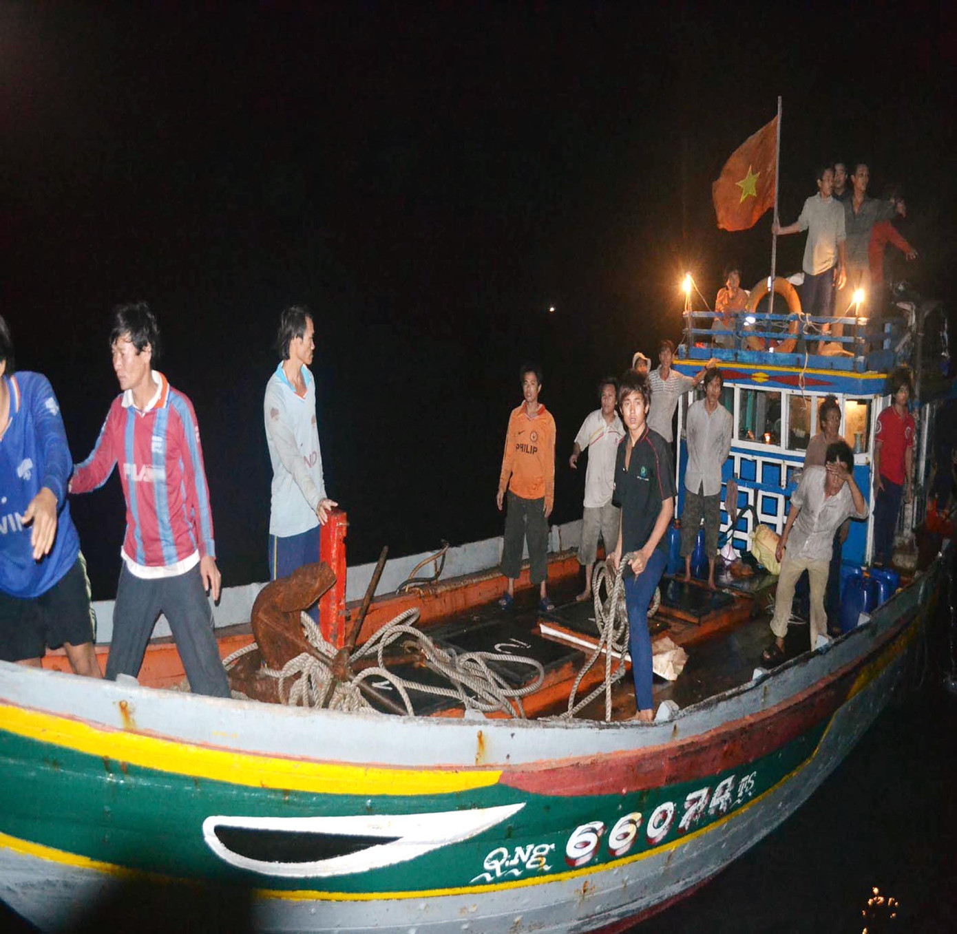 Tối 15/8/2014, tàu cá QNg 66074 TS của ông Trần Hiền (thôn Tây, xã An Vĩnh, huyện đảo Lý Sơn, tỉnh Quảng Ngãi) đã cập cảng Lý Sơn sau khi bị đập phá, cướp tài sản tại ngư trường Hoàng Sa. Ảnh Lê Văn Chương Tối 15/8/2014, tàu cá QNg 66074 TS của ông Trần Hiền (thôn Tây, xã An Vĩnh, huyện đảo Lý Sơn, tỉnh Quảng Ngãi) đã cập cảng Lý Sơn sau khi bị đập phá, cướp tài sản tại ngư trường Hoàng Sa. Ảnh Lê Văn Chương