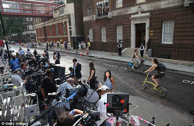 Truyền thông, báo chí tập trung trước cổng bệnh viện St Mary để chờ đưa tin về sự kiện công nương Anh sinh em bé