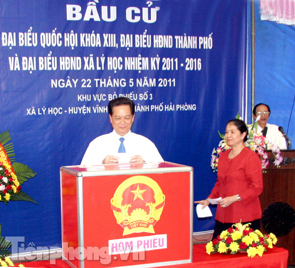 Thủ tướng Nguyễn Tấn Dũng bỏ phiếu tại điểm bầu cử xã Lí Học, huyện Vĩnh Bảo, Hải Phòng. Ảnh: Lam Khê