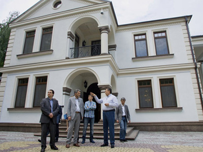 Tổng thống Yanukovych (phải) hướng dẫn các nhà báo thăm biệt thự của ông. Ảnh: AP