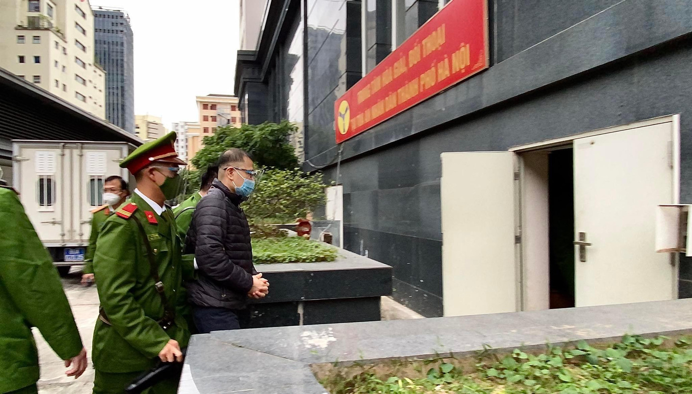 Các bị cáo được dẫn giải tại khu vực cửa toà. Ảnh: N.C Các bị cáo được dẫn giải tại khu vực cửa toà. Ảnh: N.C