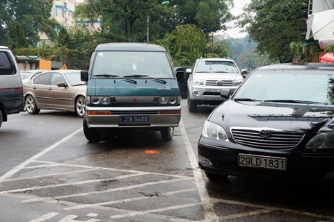 Nhiều xe tới đăng kiểm và nộp phí bảo trì đường bộ