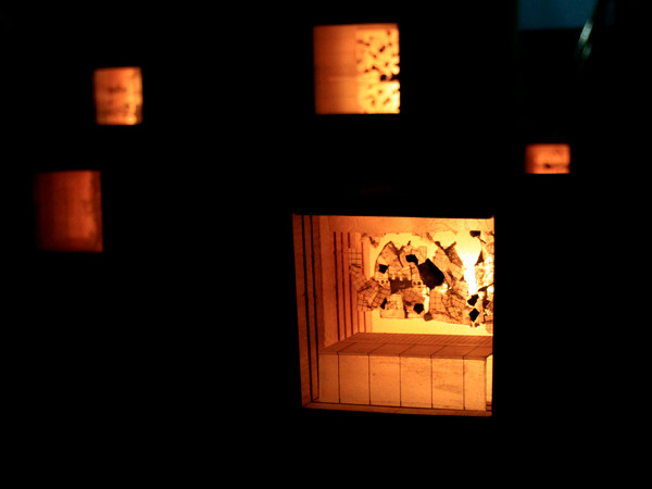 Các tác phẩm được làm từ giấy xuyến chỉ của Việt Nam và giấy washi của Nhật, được phản chiếu bằng ánh sáng