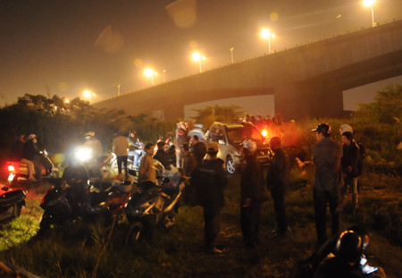 Đến hơn 0h00 ngày 25/10, mọi người buộc phải về nghỉ